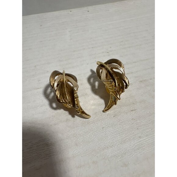 Vintage Gold Tone Leaf Clip-On Earrings Elegant Cut Out Design - Picture 2 of 9